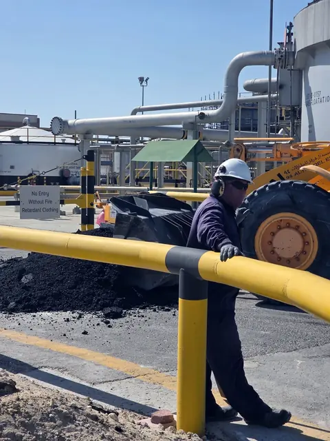 Pipe handling with a wheel loader