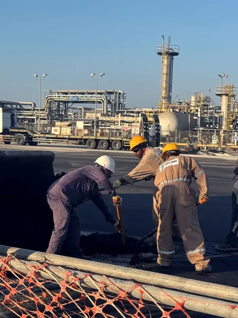 Pipeline crew — refinery