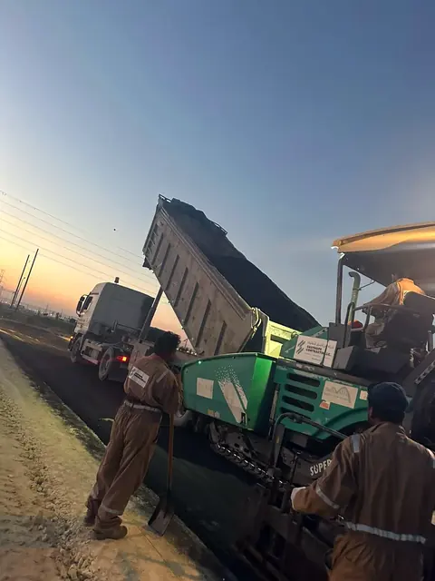 Tipper feeding the paver