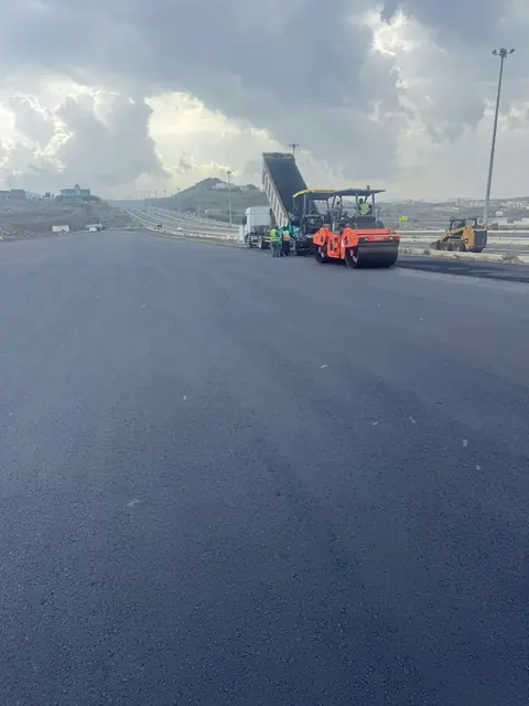 Highway paving train